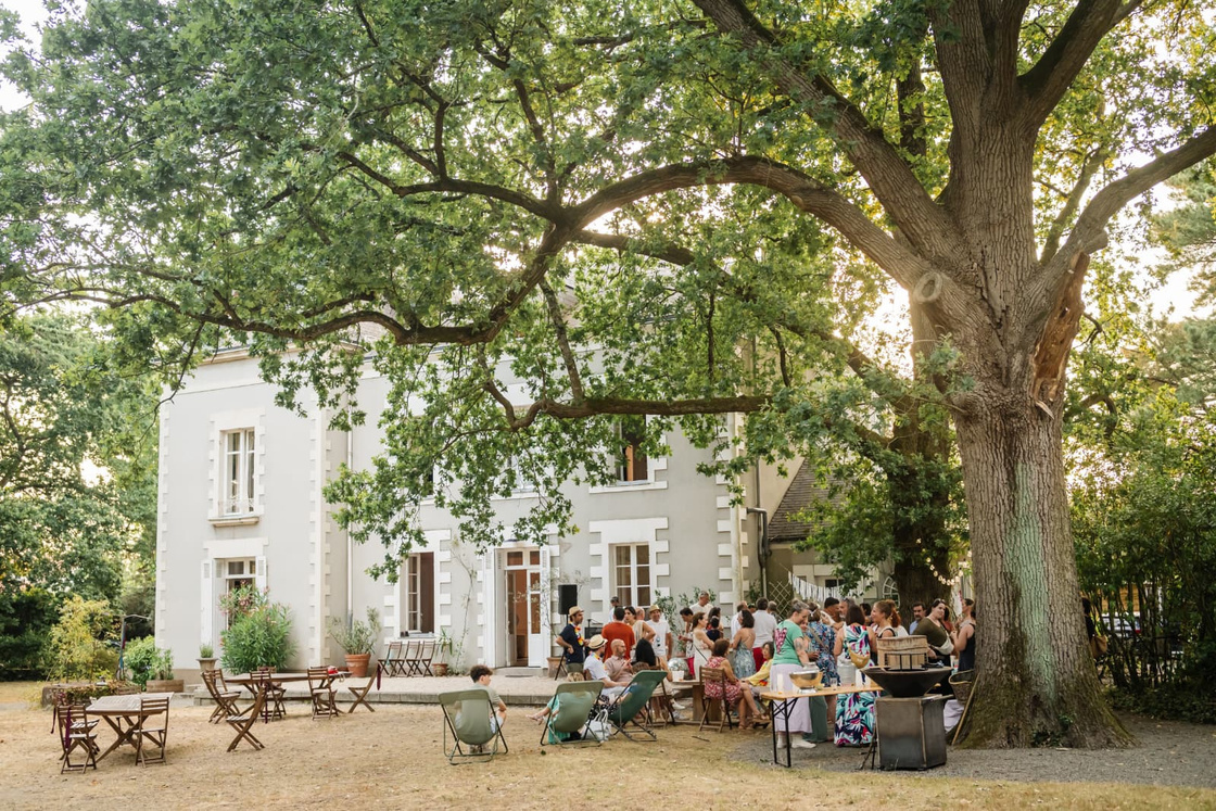 Réception de mariage dans un jardin au Manoir de La Plume