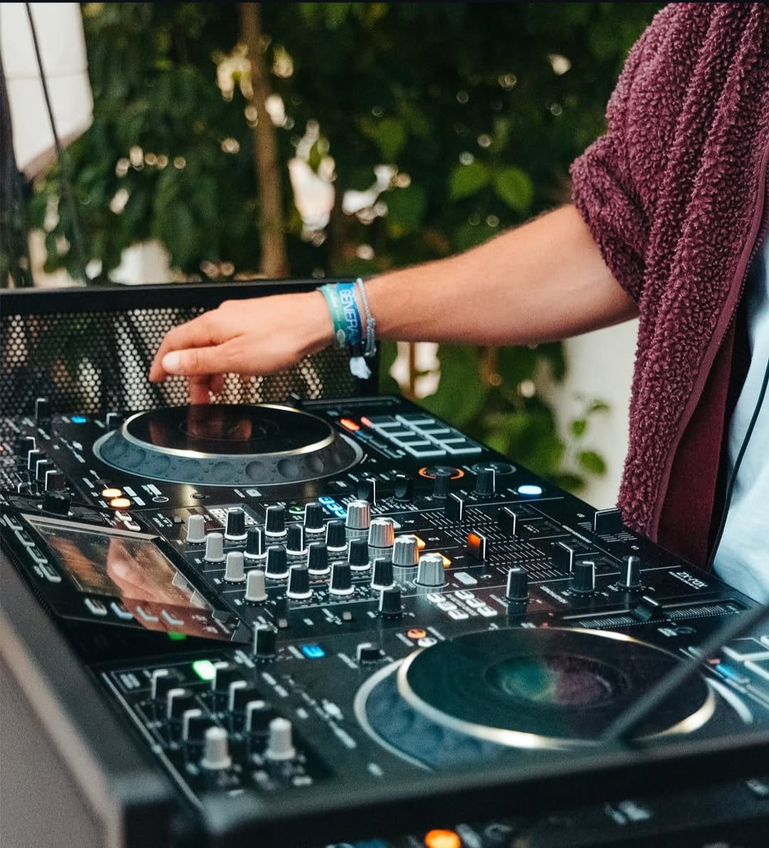 Gros plan sur les platines pendant un set de WARION