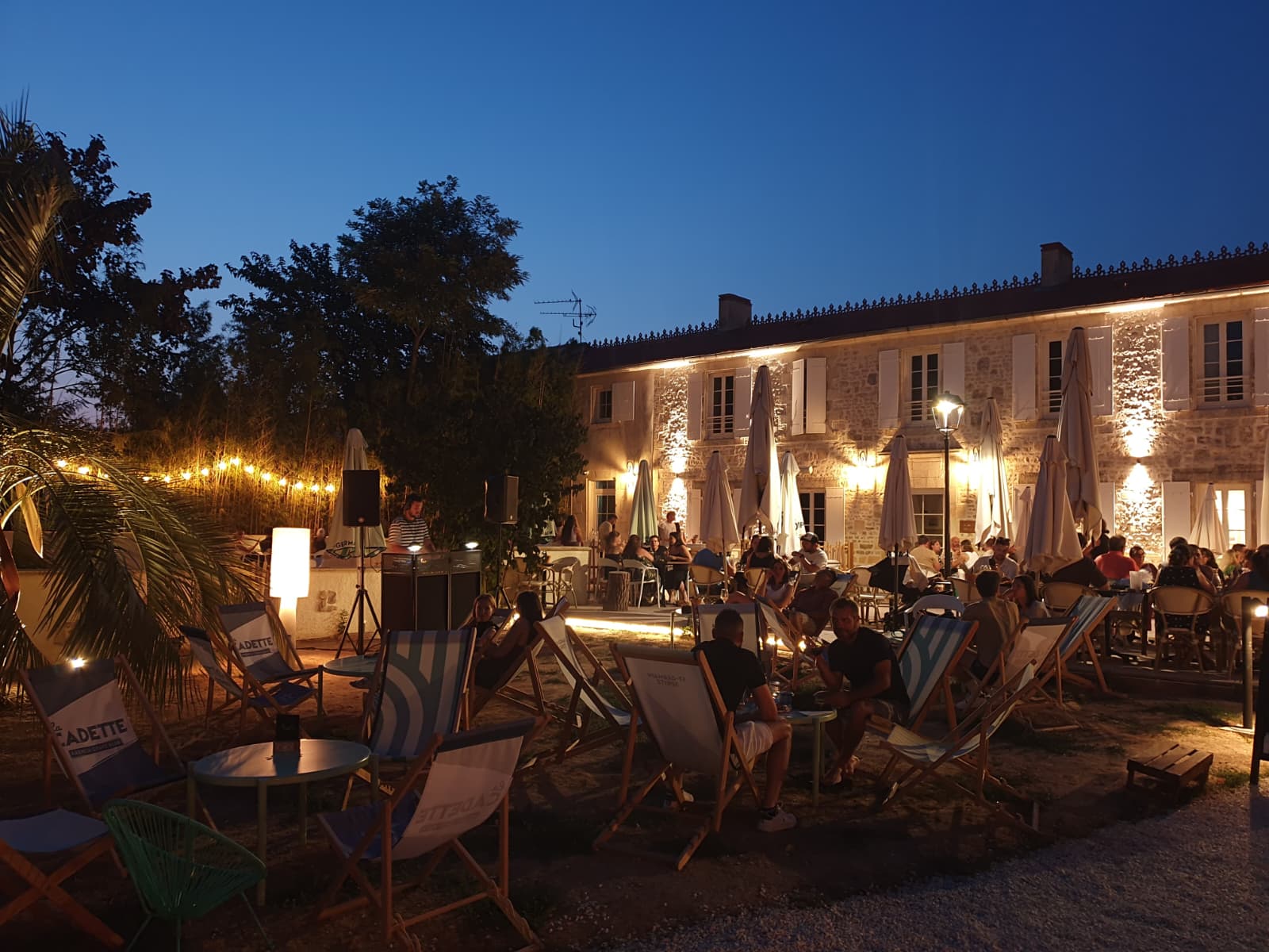 Ambiance nocturne et public en extérieur à Villa Rosa, La Rochelle