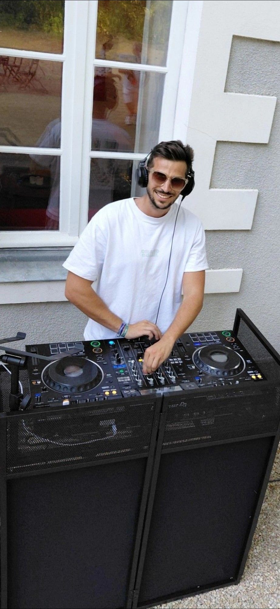 WARION en DJ set lors d’un événement en extérieur